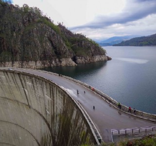 Barajul Vidraru obiectiv vizitat de numerosi turisti romani si straini