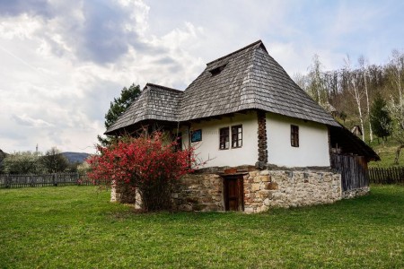 Muzeul Satului Valcean Bujoreni atractii turistice | 365romania.ro